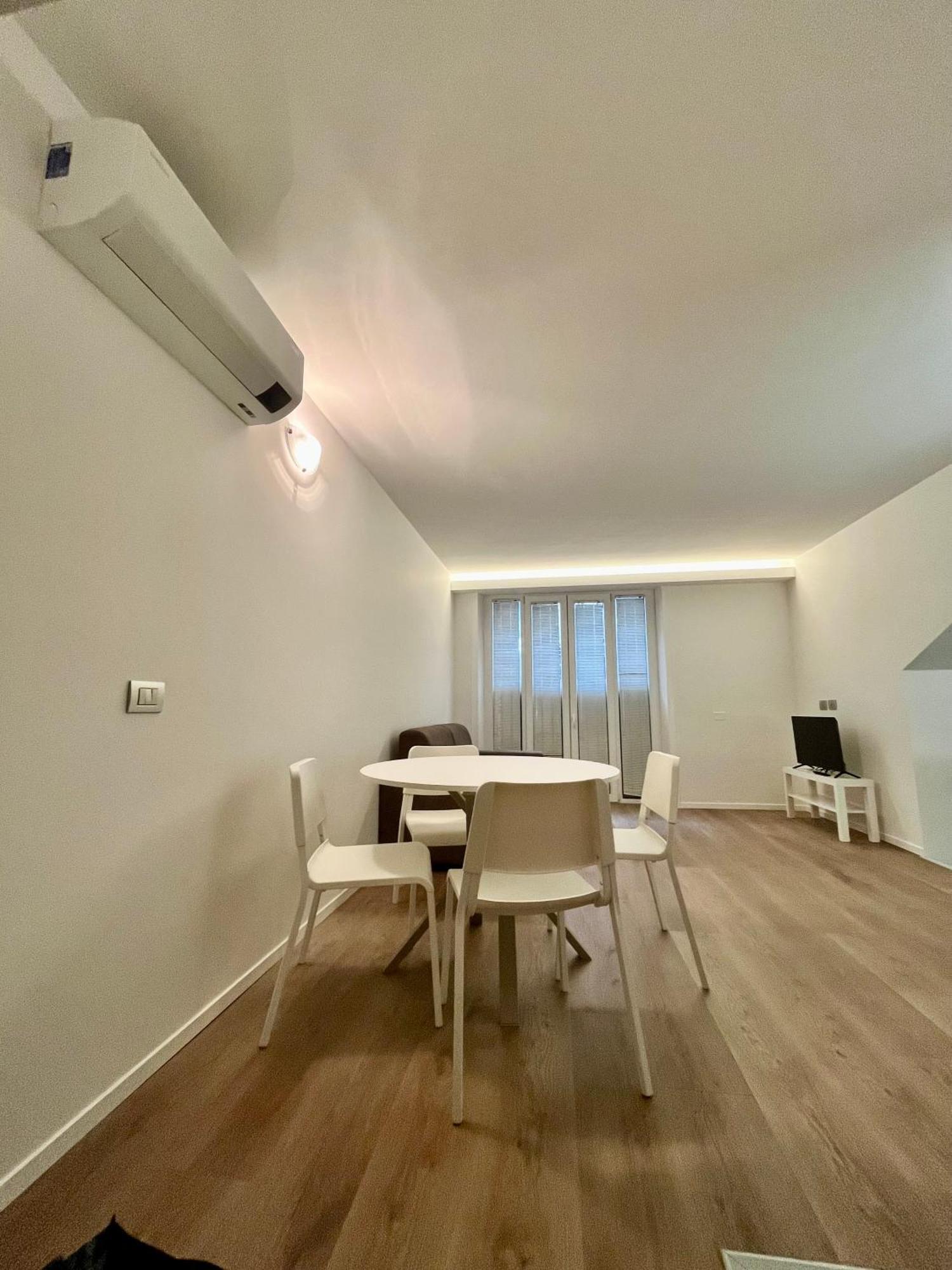 Central Side Apartment Milan Bagian luar foto